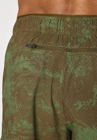 New Balance PRINTED SHORT - Sportiniai šortai - woodland