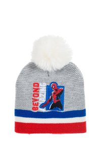 Bonnet tricot gris avec un pompon blanc, comportant un patch Spider-Man et le texte "BEYOND AMAZING" en rayures rouges, bleues et blanches près du bas.