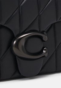 COACH QUILTED TABBY SHOULDER BAG 33 WITH CHAIN - Τσάντα χειρός - black