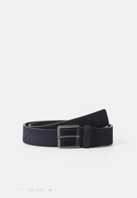 Mørkeblå stoffbelte med strukturert overflate, utstyrt med en sølvfarget metallbuckle med dobbelt prong og en sydd løkke for justering.
