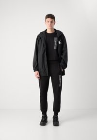 Calvin Klein HORIZONTAL LOGO SWEATPANTS - Παντελόνι φόρμας - black
