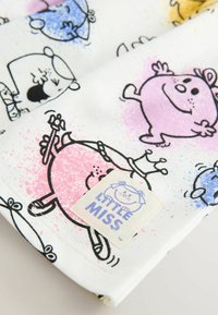 Bomullstyg med vit bakgrund, med färgglada tecknade figurer i rosa, blått och gult, samt en "Little Miss"-etikett.