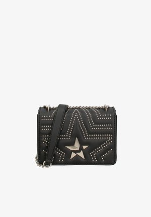Zwarte leren crossbodytas met zilveren studs die een sterpatroon vormen en een zilveren kettinghengsel.