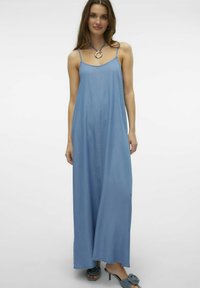 Abito maxi in denim azzurro chiaro con spalline sottili, scollatura profonda e silhouette dritta. Tessuto morbido e dettagli con spacco laterale.