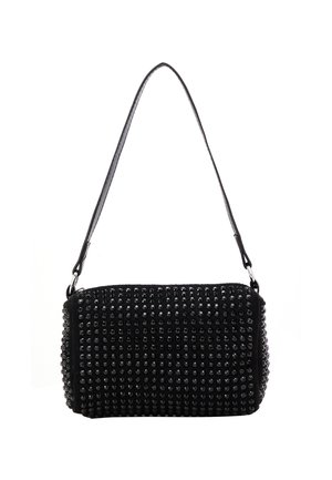 Borsa nera di forma rettangolare, adornata con borchie nere lucide, dotata di una lunga tracolla e realizzata in materiale morbido.