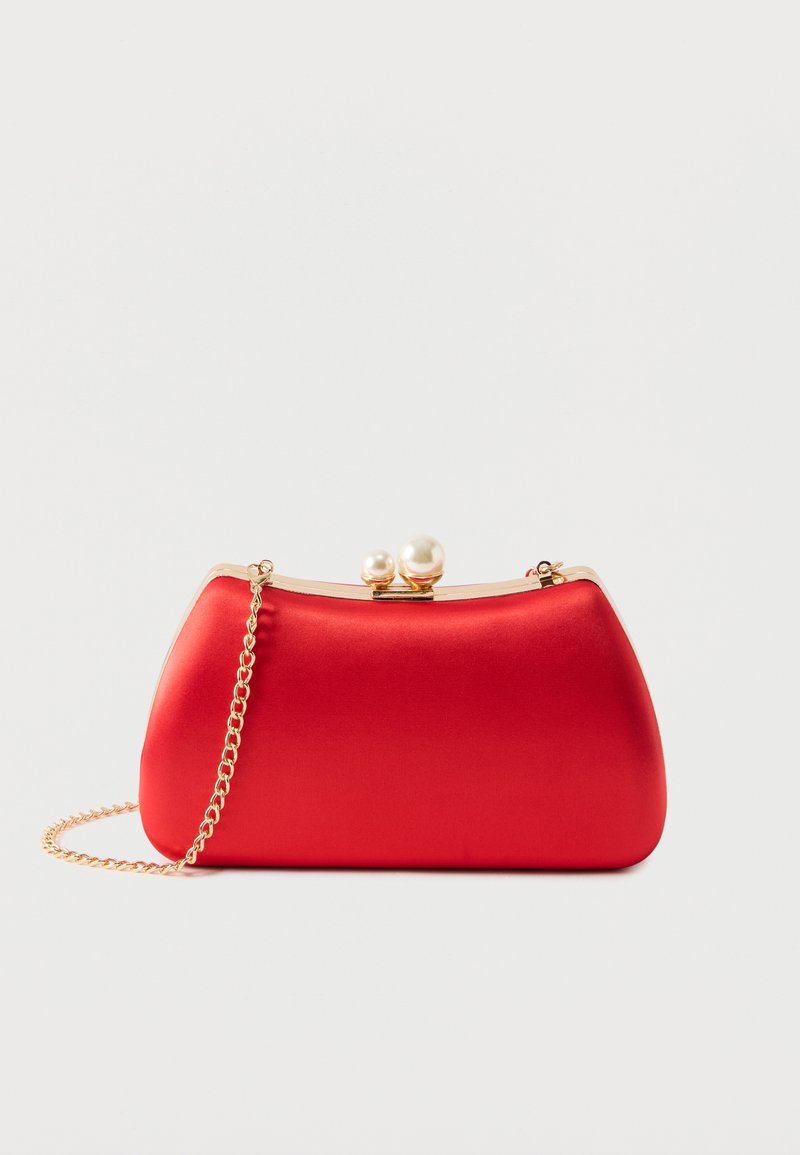 Pochette de soirée en satin rouge avec monture en or, fermoir en perle et chaîne dorée sur fond blanc.