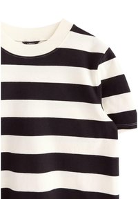 Camiseta de algodón a rayas negras y blancas con cuello redondo y mangas cortas. Destaca por sus anchas rayas en contraste y su suave textura.