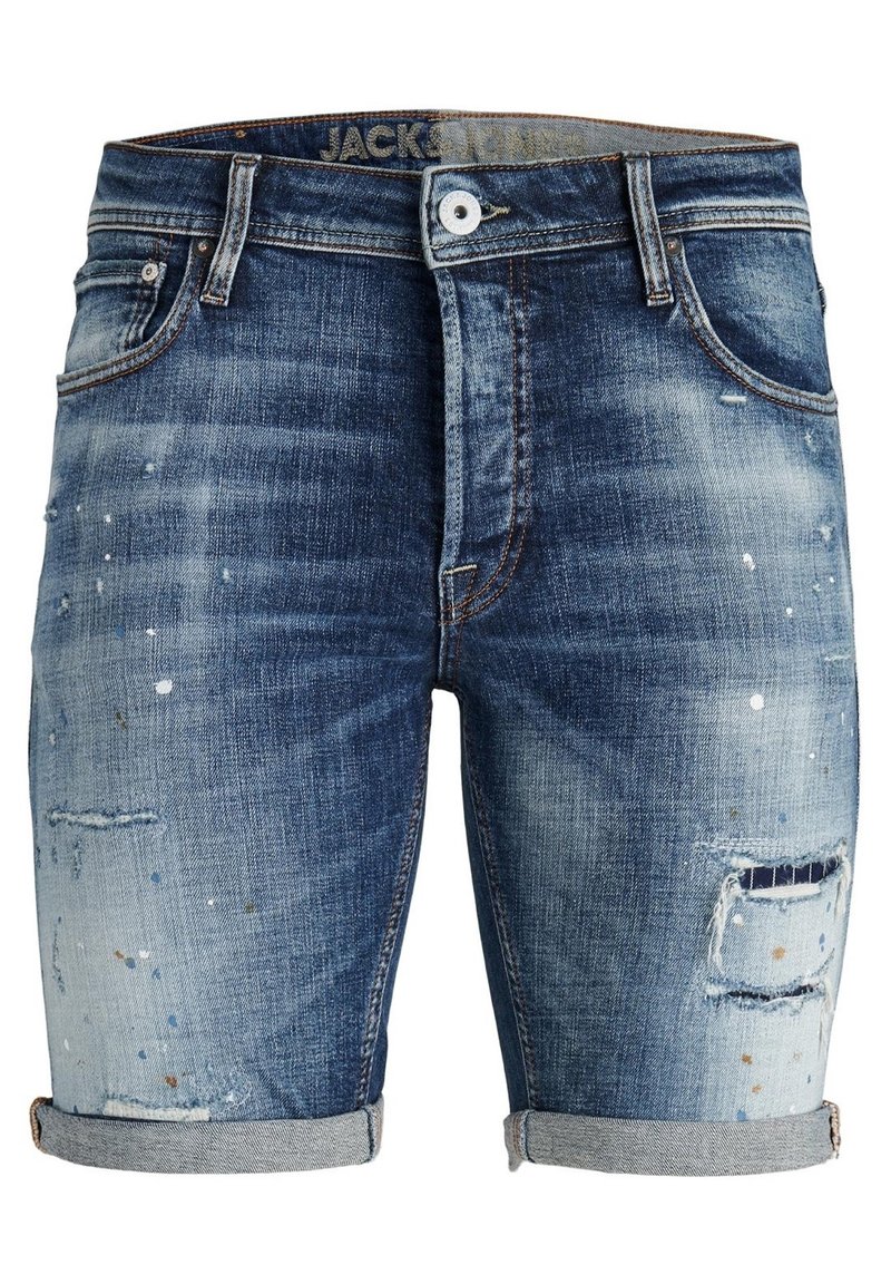 Shorts de mezclilla con puños enrollados, detalles desgastados, manchas de pintura, botón en la parte frontal y bolsillos, mostrando un tono azul lavado y un patrón desvanecido.