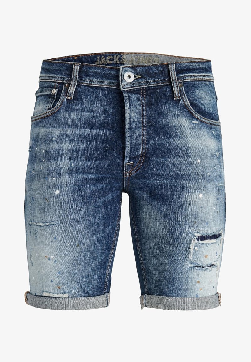 Shorts de mezclilla con puños enrollados, detalles desgastados, manchas de pintura, botón en la parte frontal y bolsillos, mostrando un tono azul lavado y un patrón desvanecido.