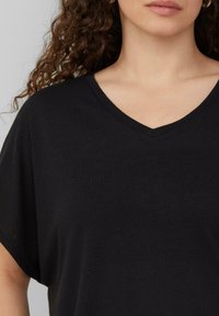 Zwarte V-hals T-shirt met korte mouwen, gemaakt van zachte stof, met een ontspannen pasvorm en een gladde textuur.