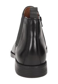 Bottines en cuir noir avec panneaux latéraux élastiques, bout rond et talon texturé. Présente une fermeture éclair pour un enfilage facile.