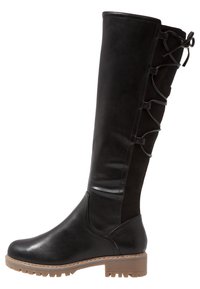 Vysoká černá kožená bota s šněrováním na zadní straně, zaoblenou špičkou, hnědou gumovou podrážkou a nízkým blokovým podpatkem.