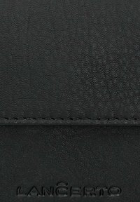 Czarny portfel ze skórzanym pokryciem o wyraźnej fakturze, z widocznym szwem i wytłoczonym logo, o eleganckim prostokątnym kształcie i minimalistycznym designie.