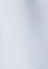 Tissu textile avec un motif en zigzag bleu clair et blanc, présentant une texture lisse et un design uniforme. Adapté à diverses applications.