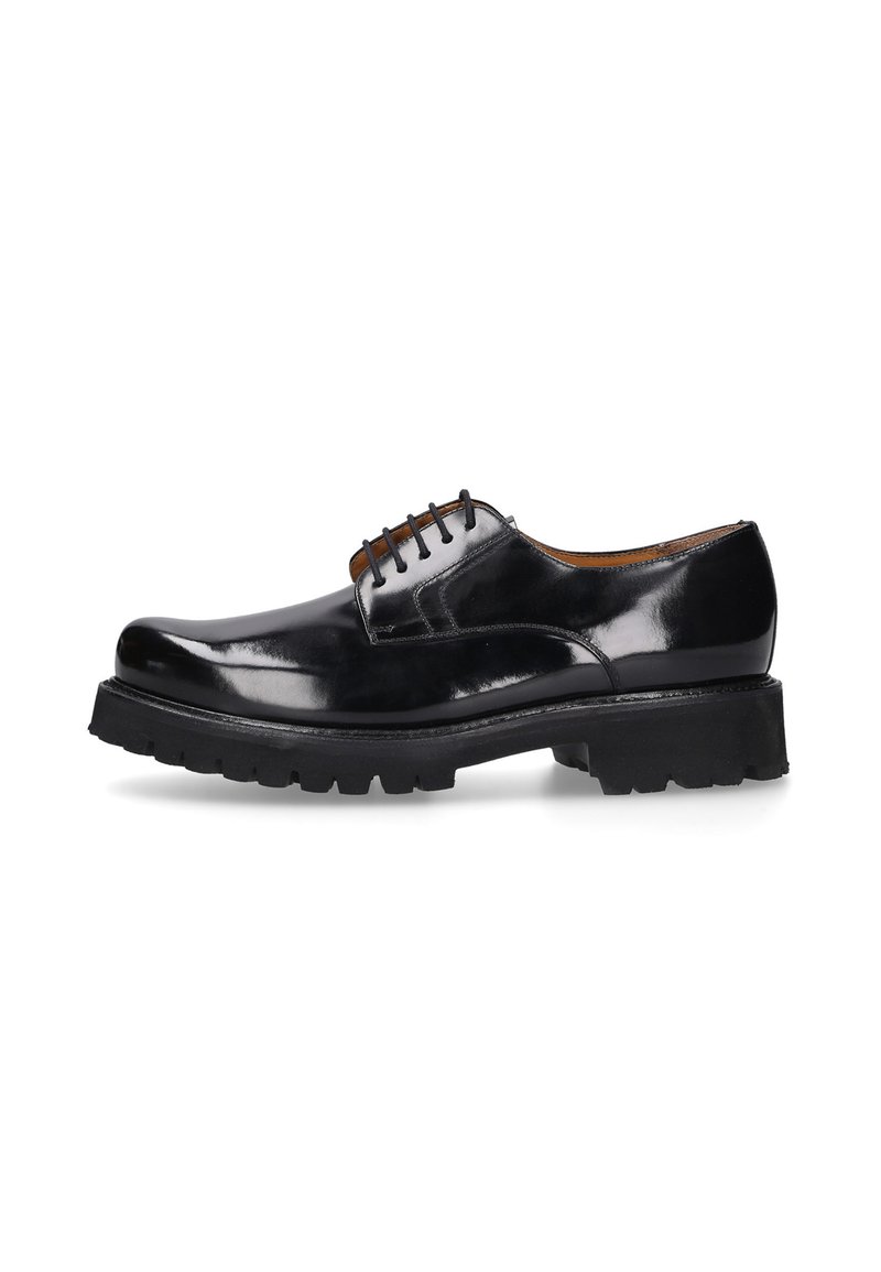Zwart gelakt leren derby schoen met dikke loopzool en vijf gaatjes voor veters, weergegeven vanaf de zijkant op een witte achtergrond.