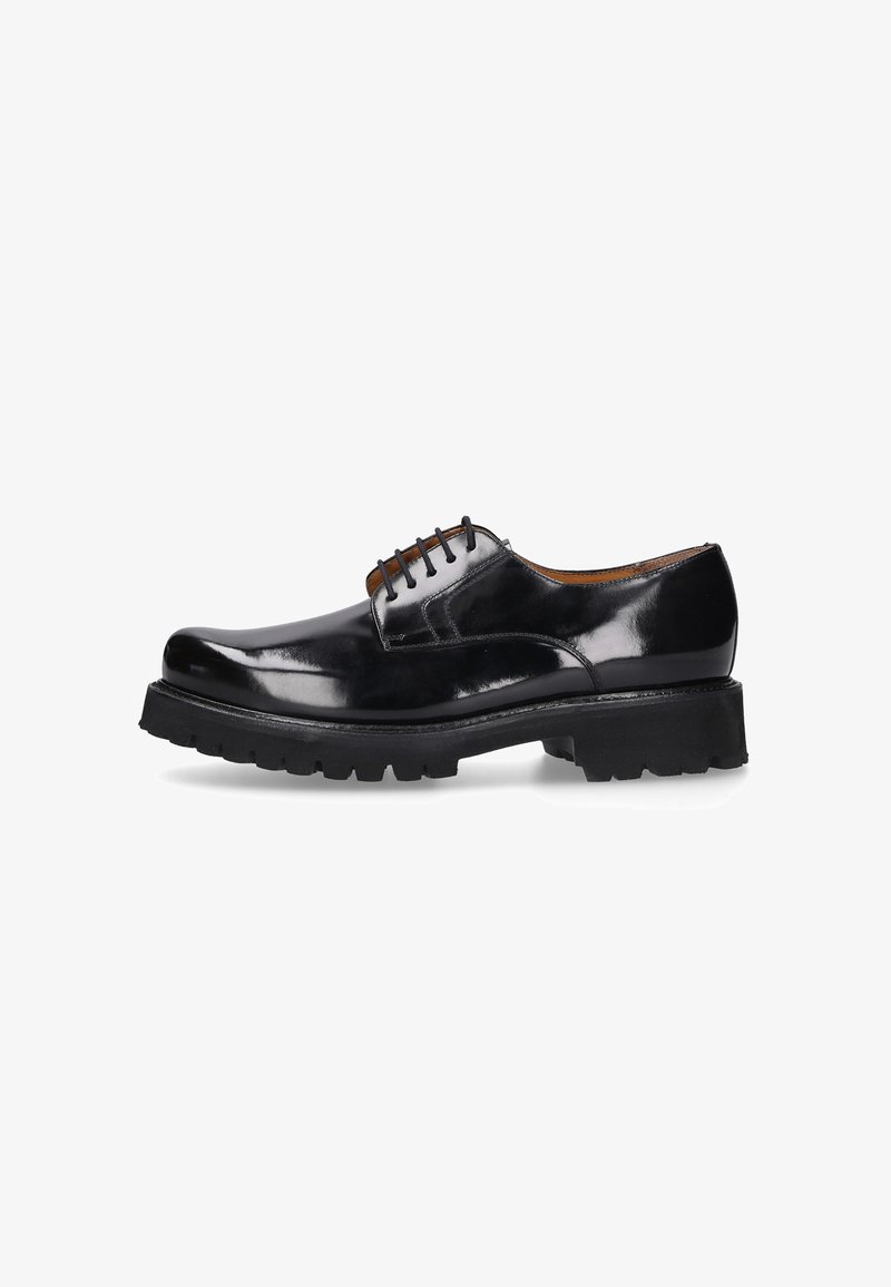 Chaussure derby en cuir verni noir avec semelle épaisse et à crampons, à cinq œillets de laçage, présentée de côté sur fond blanc.