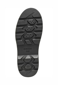 Suela de zapato de goma negra con una superficie texturizada que presenta patrones hexagonales y de diamante. Las marcas indican "GEOX PATENTE ITALIANA" y "31".