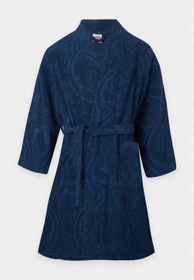 Peignoir bleu foncé avec motif floral en relief, col châle, ceinture à la taille, manches longues et une poche avant du côté droit.