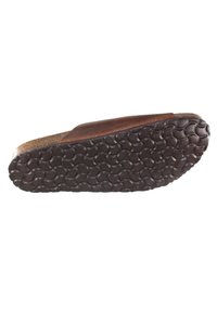 Sandalia de cuero marrón con suela de goma texturizada que presenta un patrón ondulado para un mejor agarre. Parte superior lisa con una ligera curva en la zona de los dedos.