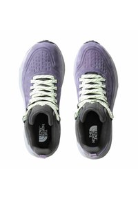 Fioletowe buty sportowe z wyściełanym szarym kołnierzem z siateczki, białymi sznurowadłami, perforowanym wierzchem i detalem logo na wkładce. Płaska podeszwa.