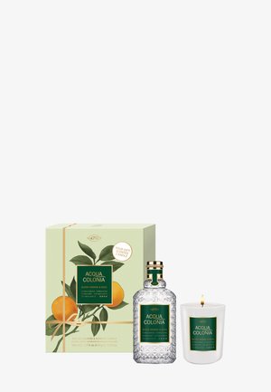 Set de regalo Acqua Colonia Naranja Sanguina y Albahaca con botella de colonia, vela aromática encendida a juego y caja decorativa con naranjas y hojas.