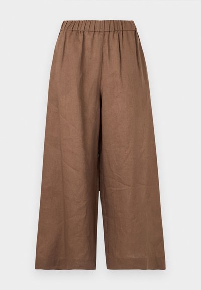 Καφέ παντελόνια με φαρδύ πόδι και ελαστική μέση από ελαφρύ ύφασμα, απεικονίζονται σε λευκό φόντο.