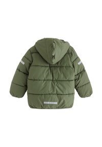 Giacca imbottita verde per bambini con cappuccio, caratterizzata da punte in tessuto lungo il centro e strisce riflettenti sulle maniche e sulla schiena.