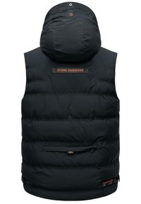 Padded crni prsluk s odvojivom kapuljačom, oznakom logotipa na leđima i prednjim džepom na zatvarač. Glatka tekstura i kviltani dizajn.