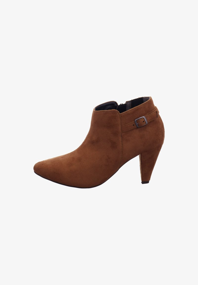 Braune Wildleder-Ankle Boots mit spitzem Schuhkopf, mittelhohem Absatz und seitlichem Schnallendetail. Glatte Textur und elegante Silhouette.
