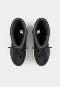 Svarte høye sko med polstrede mansjetter, teksturert lær, grå lisser og hvite såler. Har labeler på innsiden.