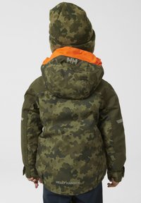 Chaqueta de camuflaje en verde y marrón, con una capucha naranja. Incluye el logo de HH, puños ajustables y acentos reflectantes.