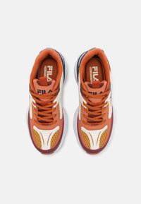 Fila RECADE - Joggesko - sable/amber gold
