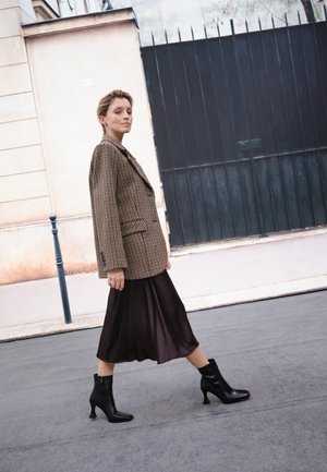 CLAIRE - Jupe trapèze - brown