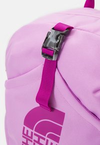 The North Face RECON UNISEX - Hátizsák - dragonfruit/deep mulberry