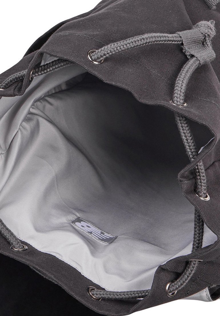 Schwarze Stofftasche mit Kordelzugverschluss, ausgestattet mit einem glatten grauen Innenfutter und gewebten Kordelzugakzenten.