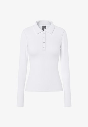 Polo blanc à manches longues avec texture côtelée, col pointu et trois boutons argentés sur la patte de boutonnage.