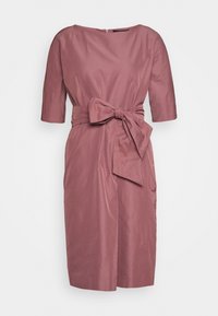 Růžové šaty s výstřihem do lodičky, rukávy v délce loktů, pásky v pase uvázané do mašle a sukně ke kolenům, mírně rozšířená.