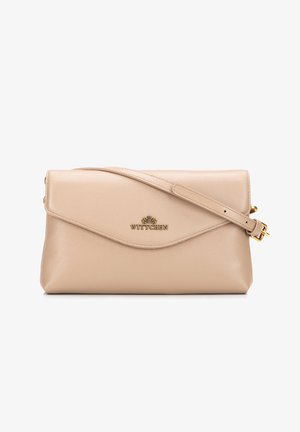 Beige leren clutch met een flapsluiting, gouden details en een verstelbare schouderriem. Heeft een subtiele gebogen vorm en het merklogo.