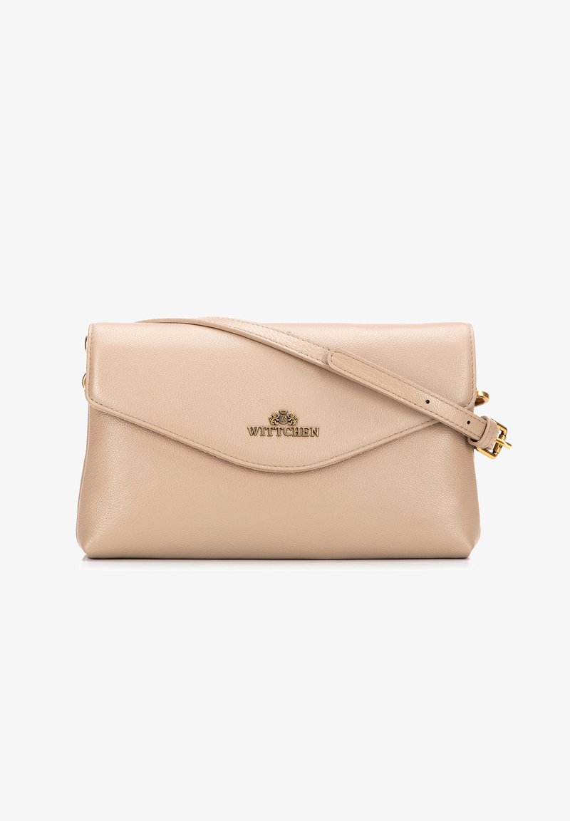 Beige leren clutch met een flapsluiting, gouden details en een verstelbare schouderriem. Heeft een subtiele gebogen vorm en het merklogo.