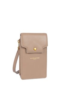 Sac à téléphone en cuir beige, à porter en bandoulière, avec un rabat, un bouton-pression doré et un logo embossé à l'avant. Forme fine et rectangulaire avec une sangle réglable.