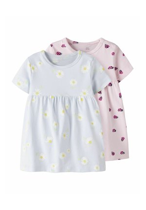 Dos vestidos de manga corta para niños pequeños, uno azul claro con margaritas blancas y otro rosa con mariquitas rojas y negras, ambos con cintura fruncida.
