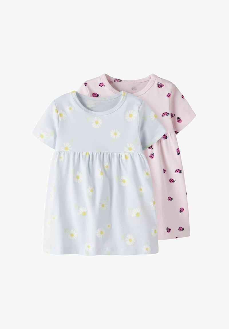 Deux robes à manches courtes pour tout-petit, l'une bleu clair avec des marguerites blanches, l'autre rose avec des coccinelles rouges et noires, toutes deux à taille froncée.