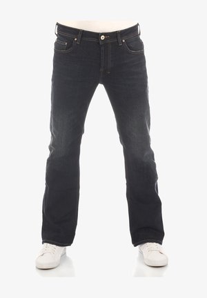 Jean en denim bleu foncé avec une coupe droite, doté d'une fermeture à boutons, de poches avant et arrière, et de détails de couture contrastants.