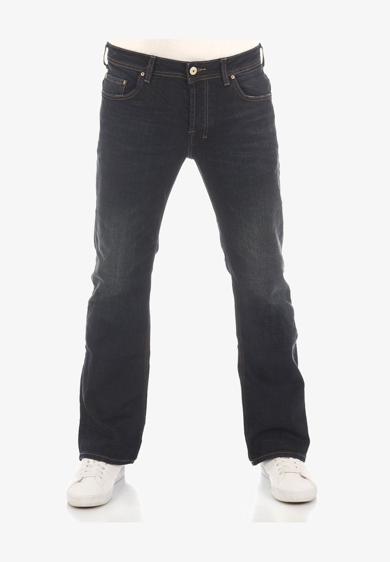 Jean en denim bleu foncé avec une coupe droite, doté d'une fermeture à boutons, de poches avant et arrière, et de détails de couture contrastants.