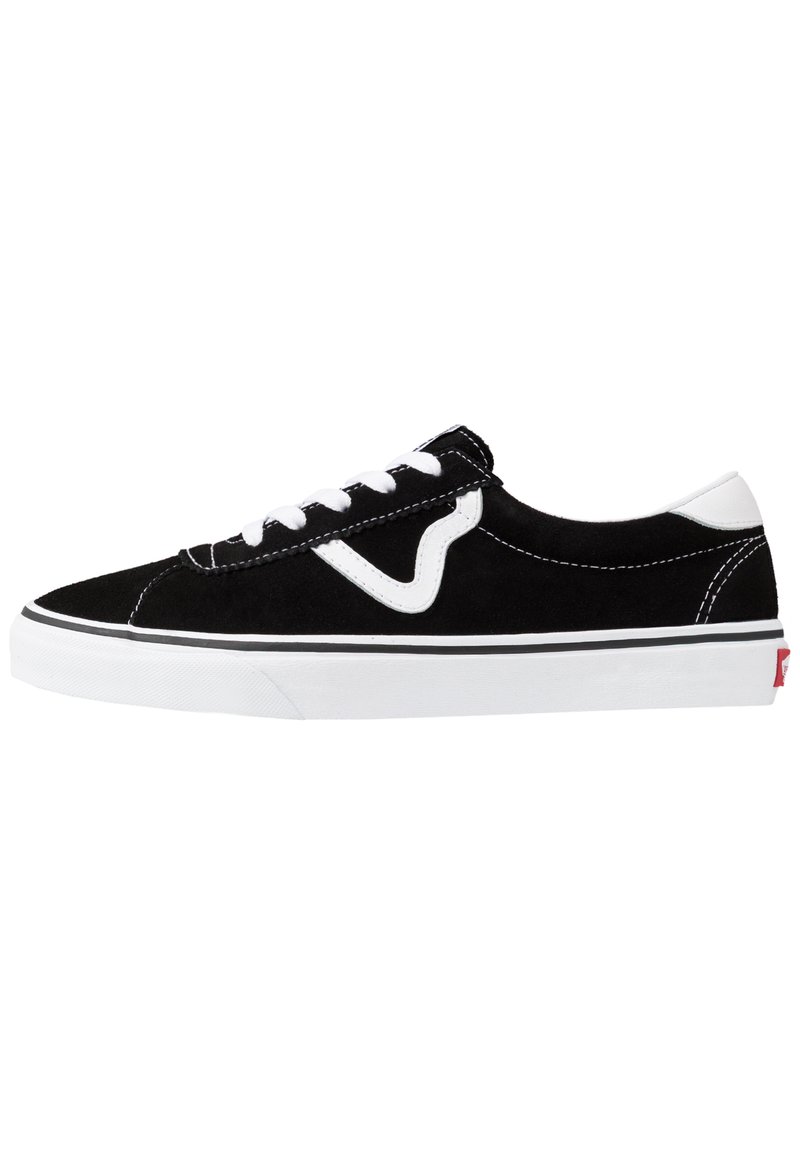 Svart semsket sneaker med hvite snørebånd, kontrastsøm og en hvit sidelo. Har en hvit gummisåle med svarte detaljer.
