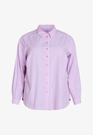 Svijetloplava košulja dugih rukava s okomitim bijelim i plavim prugama, mekane tkanine, s kopčama sprijeda i jednim džepom na lijevoj strani.