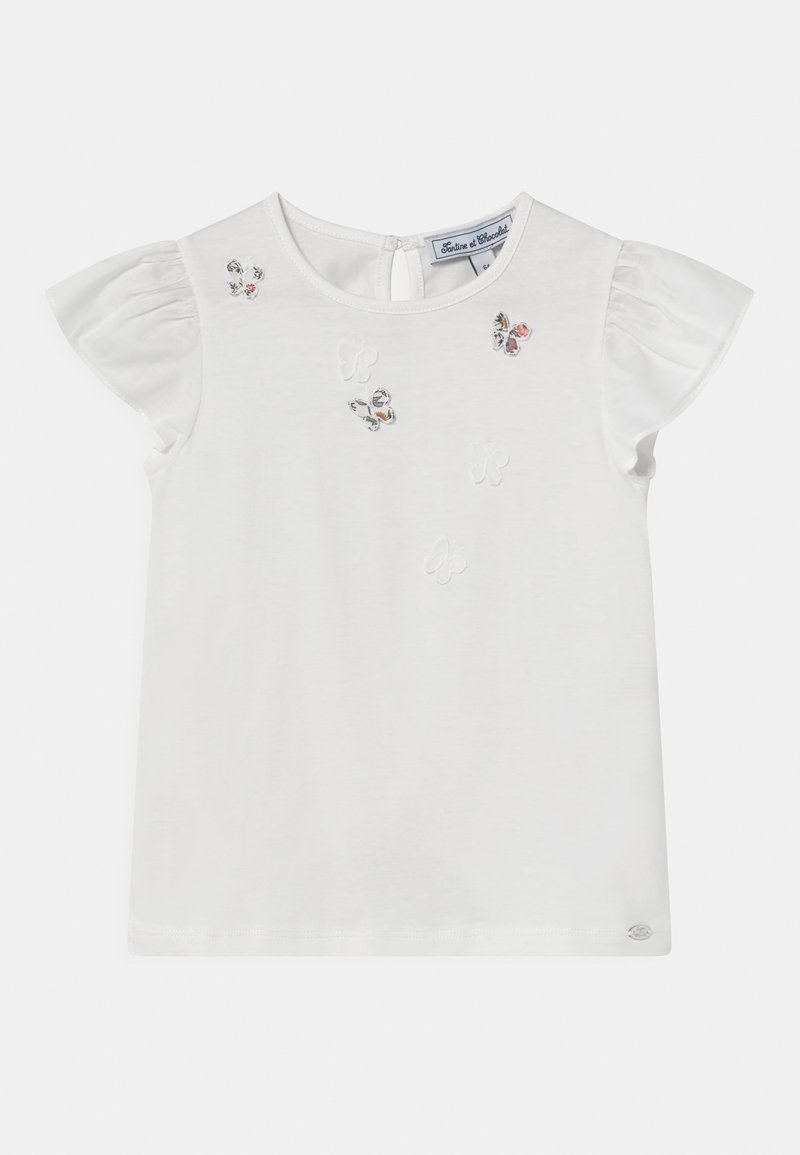 Top blanco de manga corta con mangas con volantes. Presenta coloridas mariposas bordadas en la parte delantera. Material de algodón con un cuello redondo.