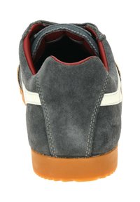 Graue Wildleder-Sneaker mit weißem Seitenstreifen, rotem Innenfutter und orangefarbener Gummisohle. Mit runder Ferse und Stickdetails auf der Rückseite.