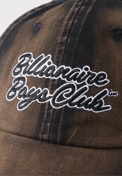 Καφέ και μαύρο ξεθωριασμένο καπέλο με λευκό κεντητό κείμενο «Billionaire Boys Club» στο μπροστινό πάνελ.