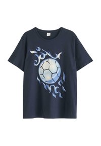 Marinblå t-shirt med korte ærmer, prydet med et grafisk motiv af en fodbold omgivet af blå flammemønstre. Lavet af bomuldsmateriale, afslappet pasform.